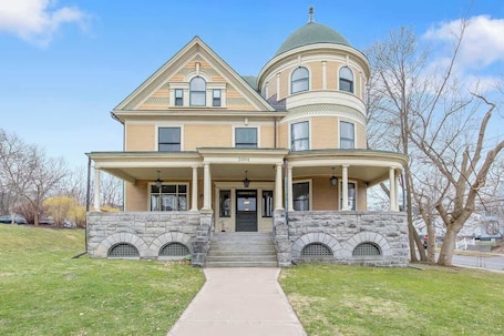 Exterior. Westcott Mansion: 3BR Apt Near SU & JMA Dome