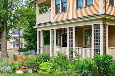 Exterior. Westcott 2BD Apt in Mansion mins SU & JMA Dome