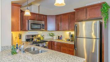 Kylskåp, mikrovågsugn, ugn och spishäll