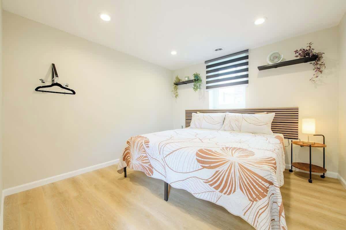 2 bedrooms, desk, iron/ironing board, WiFi