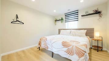 2 bedrooms, desk, iron/ironing board, WiFi