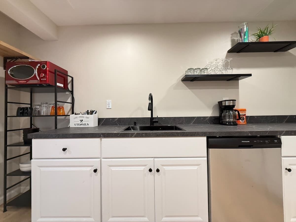 Coffee/tea maker, fridge, microwave, stovetop