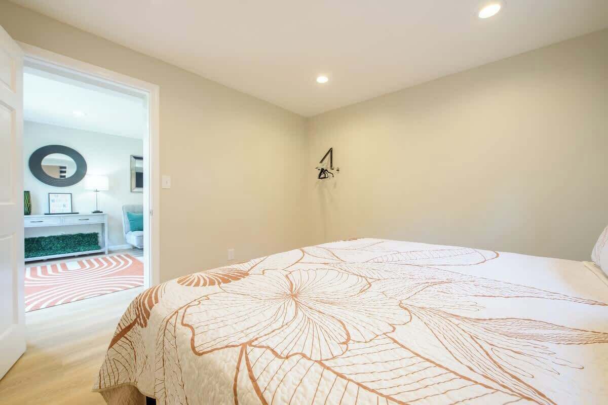 2 bedrooms, desk, iron/ironing board, WiFi