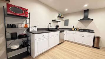 KylskÄp, mikrovÄgsugn, spishÀll och diskmaskin