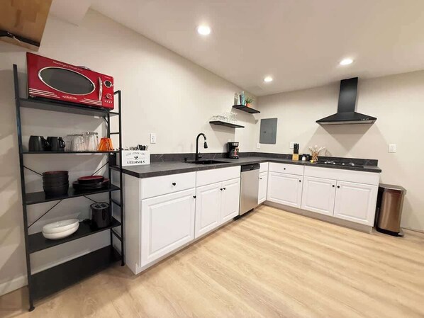 Refrigerador, microondas, placa de cocina, lavavajillas