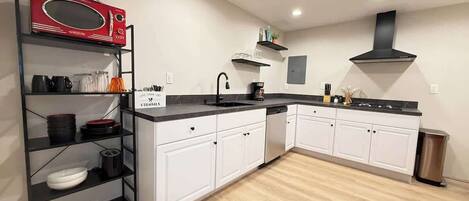 Een koelkast, een microgolfoven, een kookplaat, een vaatwasser