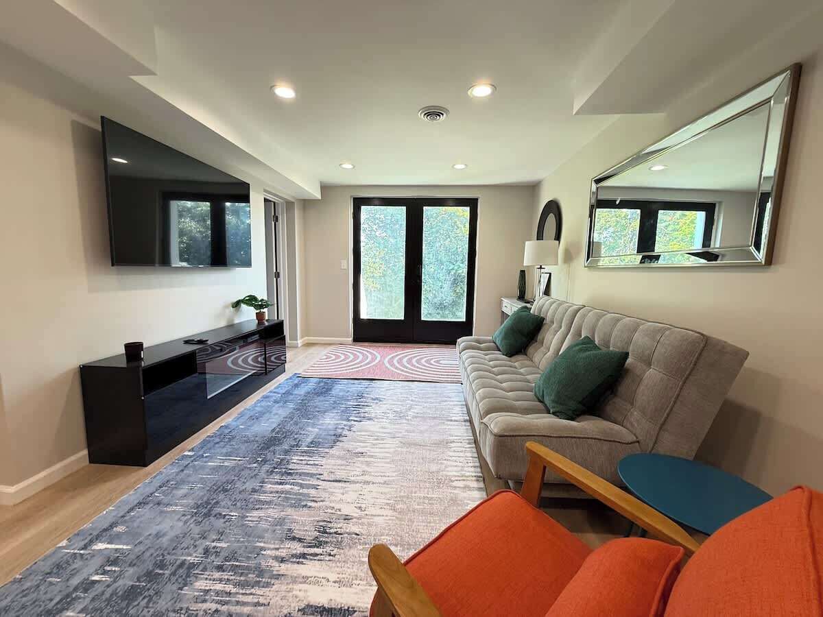 TV, fireplace, offices