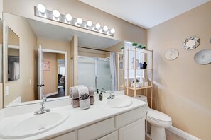 Douche, sèche-cheveux, serviettes fournies, savon