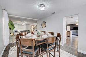 Dining - Spacious 5-bedroom house with Hot Tub & Pool Table (Las Vegas)