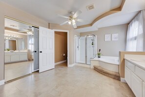 Shower, hair dryer, towels, soap - Spacious 5-bedroom house with Hot Tub & Pool Table (Las Vegas)