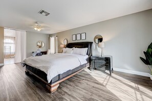 Iron/ironing board, Internet, bed sheets - Spacious 5-bedroom house with Hot Tub & Pool Table (Las Vegas)
