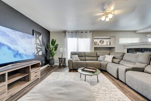 TV, fireplace - Spacious 5-bedroom house with Hot Tub & Pool Table (Las Vegas)