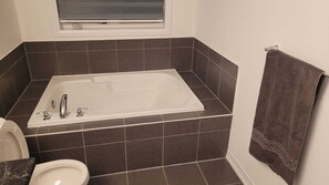 Shower, jetted tub, towels, soap - 3 BR, 3 WR House available near Niagara Falls, Brock univ and Premium Outlets. (Thorold)