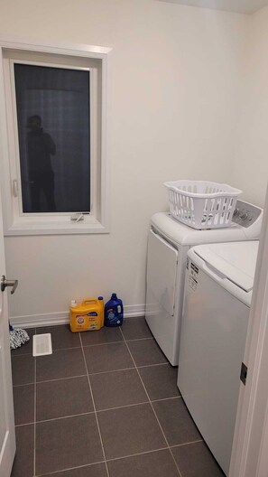 Interior - 3 BR, 3 WR House available near Niagara Falls, Brock univ and Premium Outlets. (Thorold)