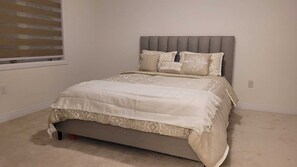 3 bedrooms, iron/ironing board, free WiFi, bed sheets - 3 BR, 3 WR House available near Niagara Falls, Brock univ and Premium Outlets. (Thorold)