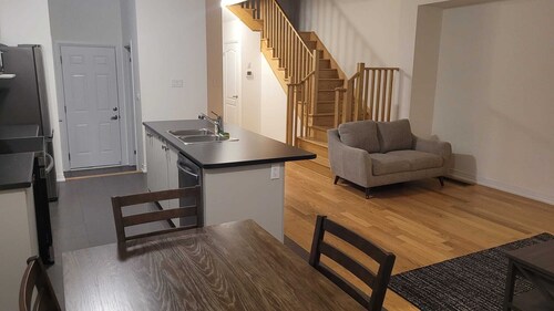 3 BR, 3 WR House available near Niagara Falls, Brock univ and Premium Outlets.