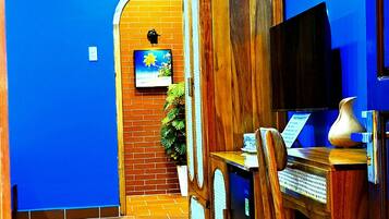 Phòng đôi Tiêu chuẩn, sân hiên, quang cảnh thành phố | Màn/rèm cản sáng, truy cập Internet không dây miễn phí