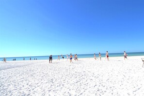Beach nearby - Gertrude's Siesta | 8-steps to Beach Path! 4-min Dining & Music! Hammocks, Snorkeling, Sunsets (Siesta Key)