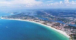 Beach nearby - Gertrude's Siesta | 8-steps to Beach Path! 4-min Dining & Music! Hammocks, Snorkeling, Sunsets (Siesta Key)