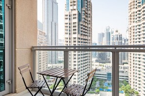 Outdoor dining - Blueground | Burj Residence, pool, nr Burj Khalifa (Dubai)