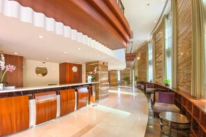 Lobby - Blueground | Burj Residence, pool, nr Burj Khalifa (Dubai)