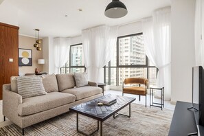 TV, stereo - Blueground | Burj Residence, pool, nr Burj Khalifa (Dubai)