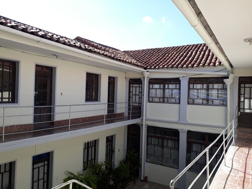 FAMILY APARTMENT 1 BLOCK FROM THE MAIN SQUARE. (NEAR MUSEUMS, BANKS)