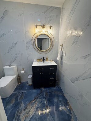 淋浴设施、吹风机、毛巾、肥皂