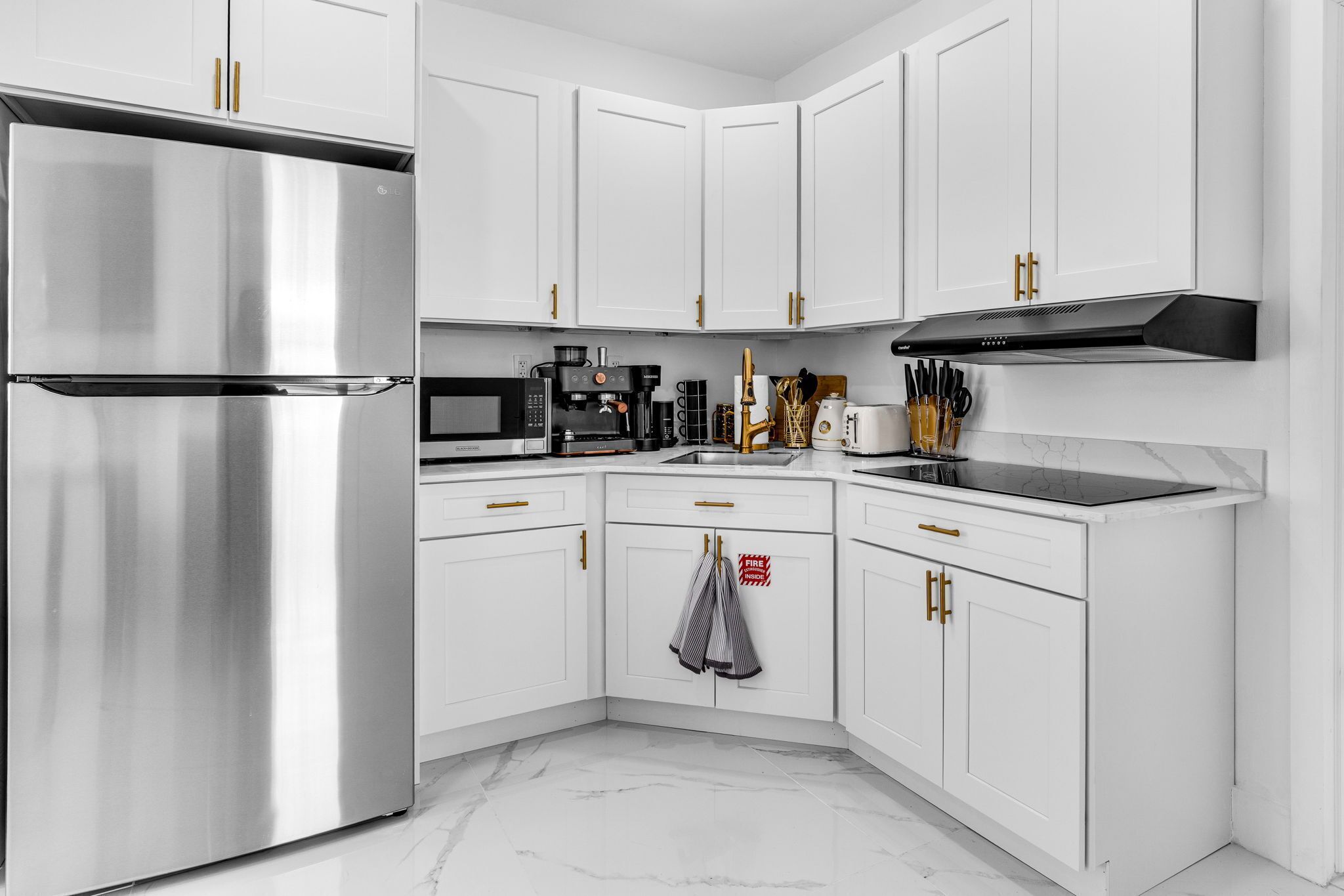 Een koelkast, een magnetron, een kookplaat