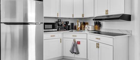 Kjøleskap, mikrobølgeovn, kokeplater og kaffetrakter/tekoker