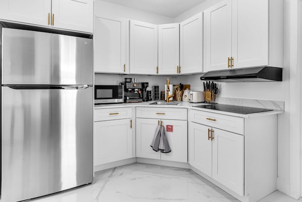 Refrigerador, microondas, placa de cocina, cafetera/tetera