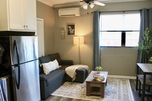 Una televisión, libros