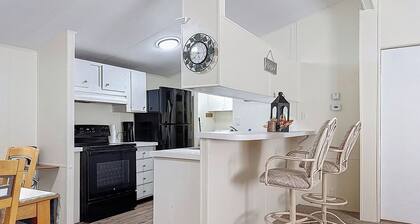 Forest Hideaway • Screened Porch • Grill