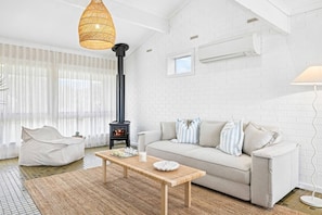 Una televisión, una chimenea