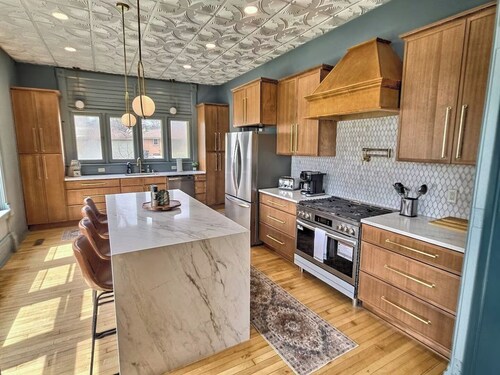 Sleeps 30+ • 10BR Mansion •Events • Bar • Backyard