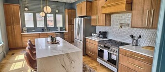 Sleeps 30+ • 10BR Mansion •Events • Bar • Backyard