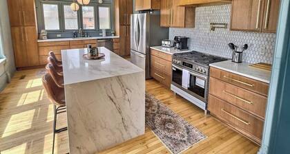Sleeps 30+ • 10BR Mansion •Events • Bar • Backyard