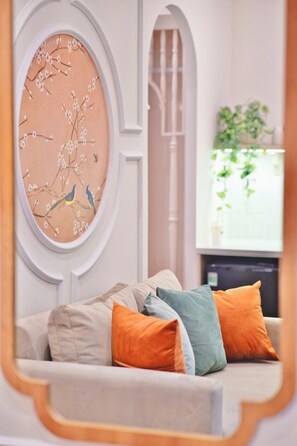 Studio – premium, byutsikt | Oppholdsområde | En 50-tommers Flatskjerm-TV med Parabol-TV samt Netflix