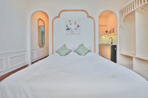 Escritorio, cortinas blackout, wifi gratis y ropa de cama 