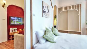 Premium Studio, City View | Desk, blackout drapes, free WiFi, bed sheets