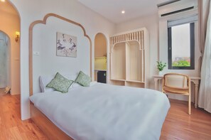 Monolocale Premium, vista città | Una scrivania, tende oscuranti, Wi-Fi gratuito, lenzuola