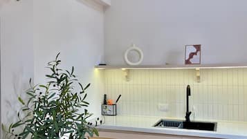 Monolocale Premium, vista città | Cucina privata | Mini-frigorifero, piano cottura, pentole/stoviglie/utensili