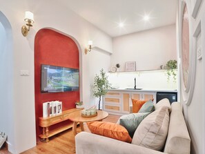 Premium-studiolejlighed - byudsigt | Opholdsområde | 50-tommers fladskærms-tv med satellitkanaler, Netflix