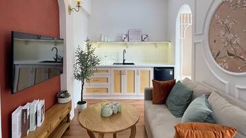 Premium Studio, City View | Desk, blackout drapes, free WiFi, bed sheets