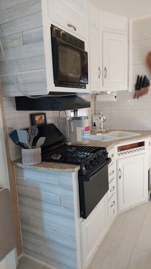 Refrigerador, microondas, placa de cocina, cafetera/tetera