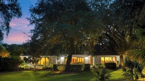 Interior - Pool, Hot Tub, Fairway Views & Quick Bike Ride to Beach Loblolly Retreat by Avantstay (Hilton Head Island)