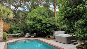 Interior - Pool, Hot Tub, Fairway Views & Quick Bike Ride to Beach Loblolly Retreat by Avantstay (Hilton Head Island)
