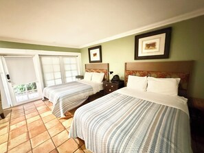 7 habitaciones, escritorio y tabla de planchar con plancha