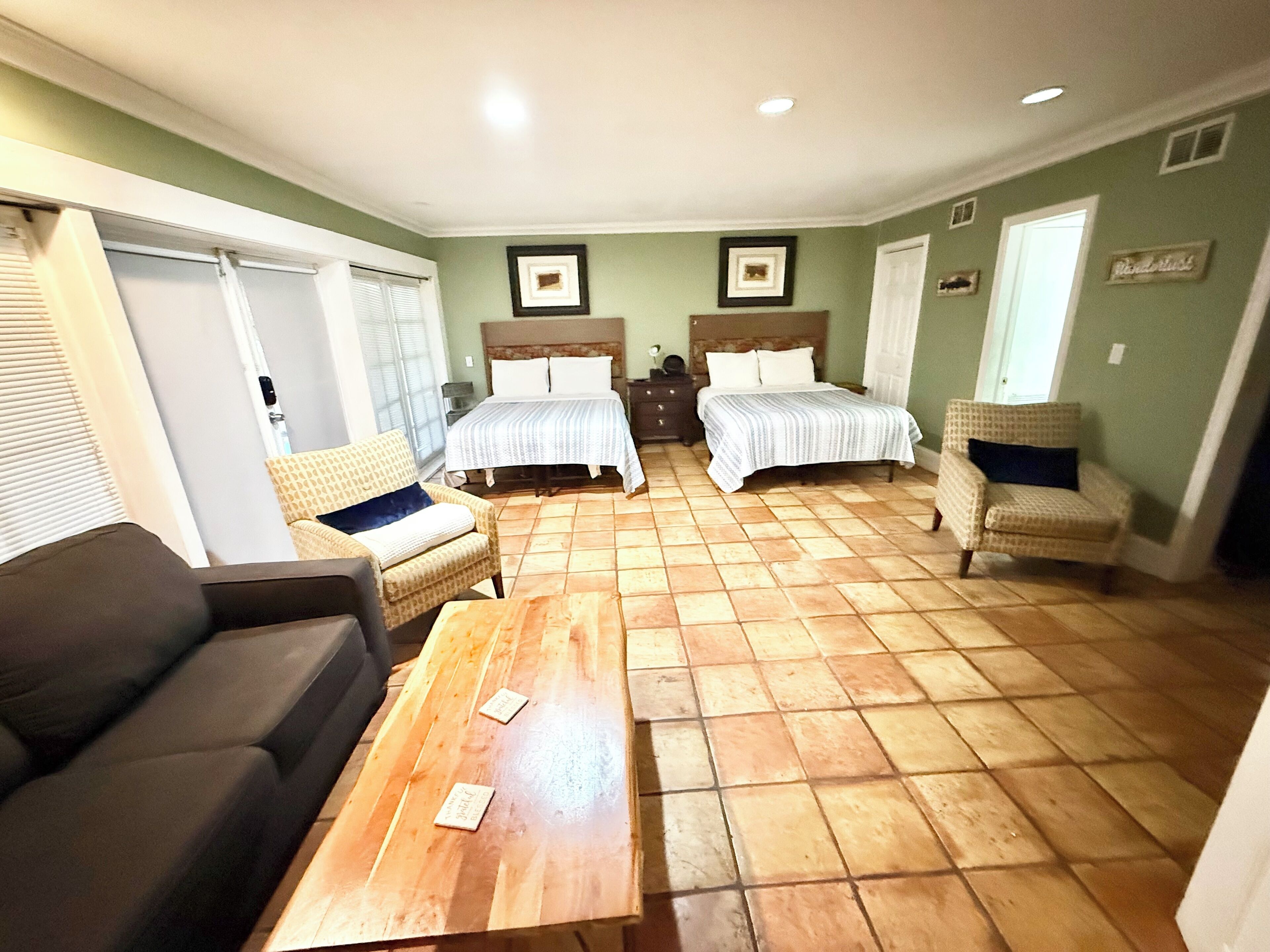 7 habitaciones, tabla de planchar con plancha, wifi y ropa de cama 