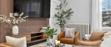 TV connectée, jeux vidéo, baby-foot, livres